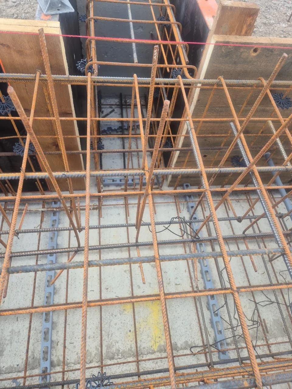 Rohbau: Bewehrungsdetail vor der Betonage